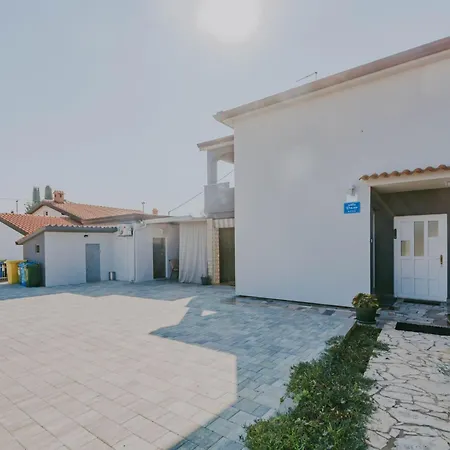 Vakantiehuis Zweistoeckiges Dany By Interhome Kaštel