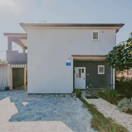 Vakantiehuis Zweistoeckiges Dany By Interhome Kaštel